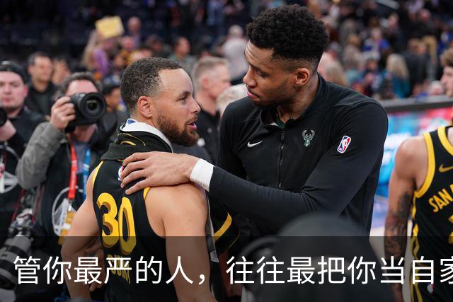 管你最严的人，往往最把你当自家孩子！班主任在操场上为学生的一袋零食，跑得眼镜都歪了